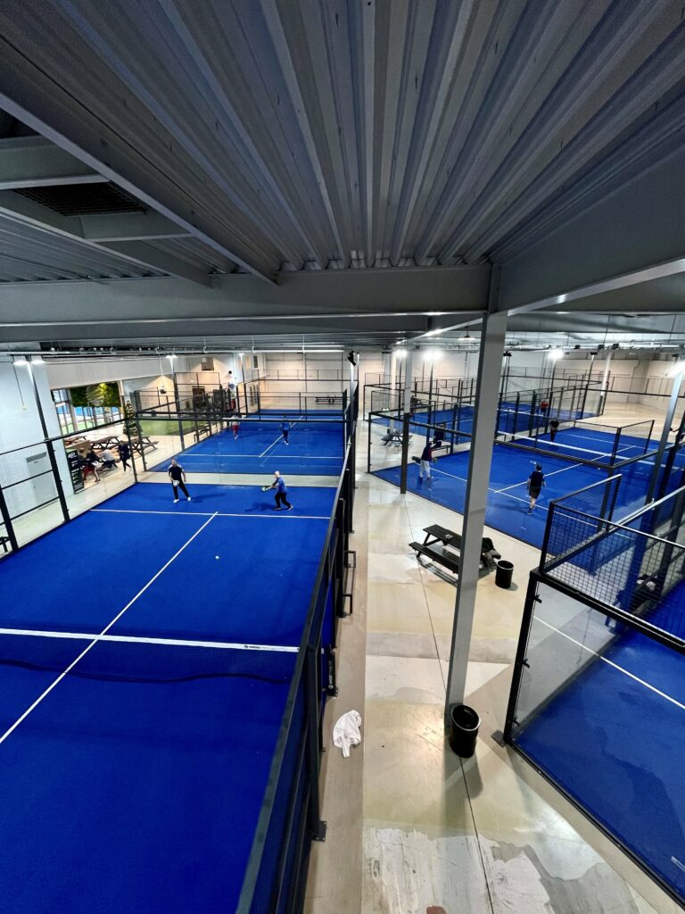 De indoorpadelbanen van padel mate club in Amstelveen